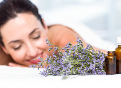 Kozmetická lymfodrenážna masáž tváre „PRANA“ alebo celotelová procedúra „ABHYANGA“.