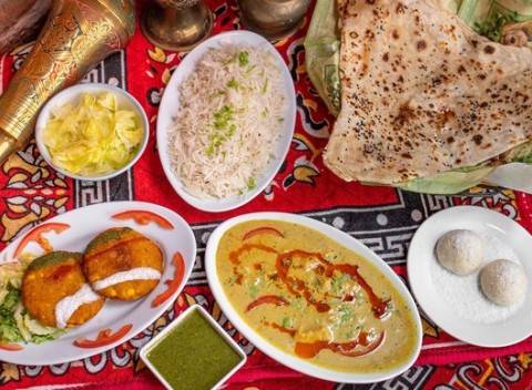 Autentická chuť Indie v reštaurácii Royal Kashmir India – predjedlo, 4 druhy hlavného jedla a dezert.