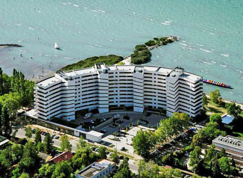 Jesenný Balaton v obľúbenom letovisku Siófok v apartmáne nad plážou + neobmedzený wellness a raňajky.