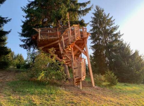 Pobyt v unikátnom domčeku v korunách stromov na Liptove s raňajkami v košíku