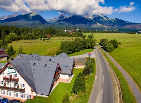 Leto a jeseň v Tatrách v penzióne Lomnicky s výhľadom na Lomnický štít s wellness a raňajkami.