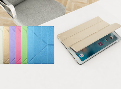 Skladací obal na iPad 2v1 s magnetickým zatváraním vyrobený z netoxickej syntetickej kože.