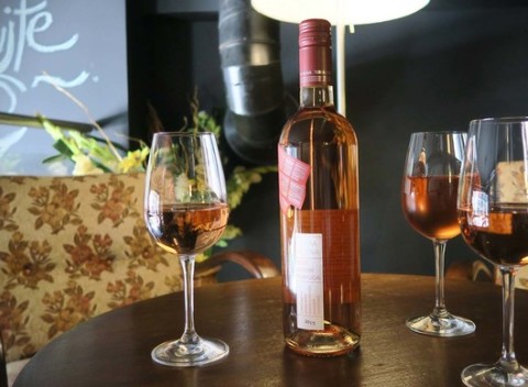 Víno a syrový tanier alebo originálny miešaný drink pre 2 osoby v Halabala cafe & wine bar.