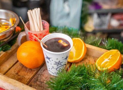 Vianočný punč, varené vínko alebo grilovaná klobáska v stánku na Trojičnom námestí v Trnave