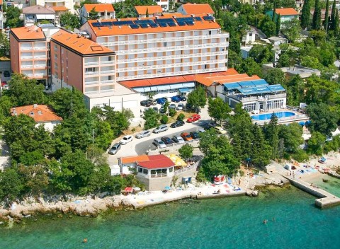 Chorvátsko: Hotel Mediteran *** 50 m od pláže s polpenziou + bazén neobmedzene.