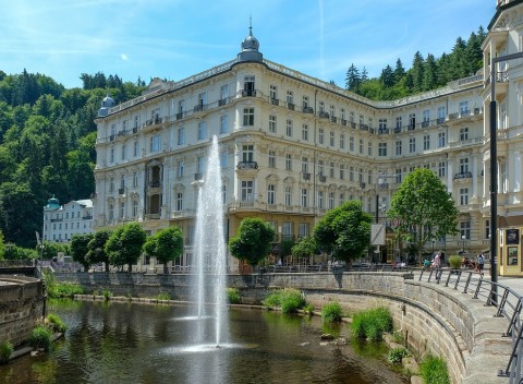 Rozmarné leto v Karlových Varoch v luxusnom hoteli neďaleko kúpeľnej kolonády + wellness, polpenzia.