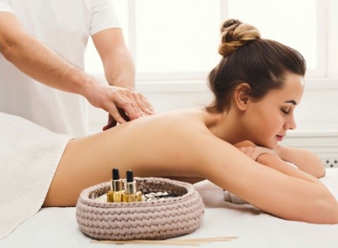 Uvoľňujúca klasická, aroma alebo reflexná masáž na harmonizáciu tela a úľavu od bolesti.