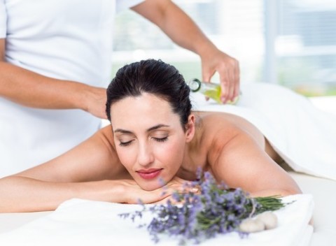 Balík celotelovej wellness masáže s omamnou vôňou aromaterapeutických olejov.