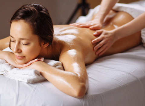 Prístrojová lymfodrenáž alebo klasické masáže, vymodelujú postavu a odstránia tuky a jedy z tela.