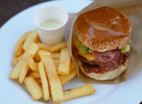 Hamburger s domácim hovädzím mäsom, hranolkami a dresingom v Rotunda Spiegelsaal.
