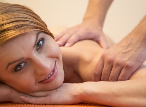 Individuálna liečebná masáž rehabilitačnými technikami. Terapia s fyzioterapeutom.