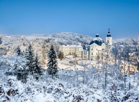 Moravský kras: Romantika pre dvoch na Zámku Křtiny s polpenziou, degustačnou večerou, masážou a bonusmi
