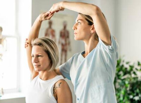 Rehabilitačné cvičenie s certifikovanou fyzioterapeutkou v salóne Lucia_fyzio v Ružinove