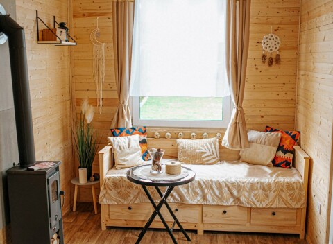 Belianske Tatry štýlovo v drevenom Tiny House Malý kúsok raja s raňajkovým košíkom, kuchynkou a ohniskom