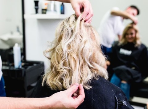 Dámsky strih, melír alebo darčeková poukážka na všetky služby kaderníctva.