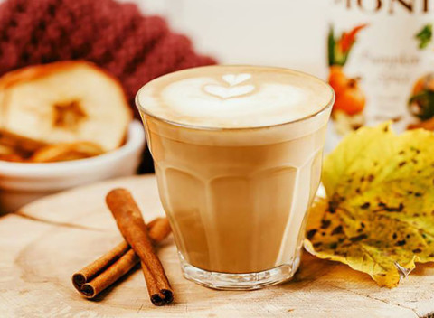 Horúci nápoj, Chai latte & karamel a Pumpkin spice latte v BON BON Chocolateria.