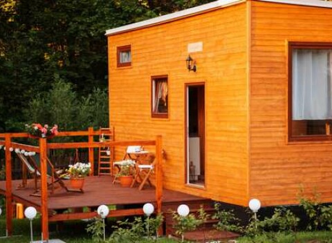 Čarovný drevený domček Malý kúsok raja s terasou a raňajkami v piknikovom košíku