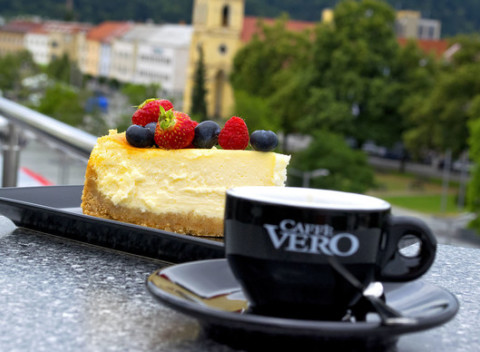 Nechajte sa zlákať vôňou kávy a na obľúbené drinky priamo v srdci mesta Zvolen.