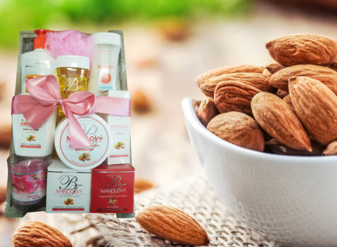 Doprajte svojej pokožke a telu špeciálnu starostlivosť. Darčeková kazeta s mandľovým olejom.