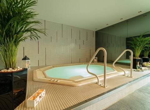 Humenné: Hotel Alibaba *** s fínskou a parnou saunou, polpenziou + športové vyžitie (tenis, squash, fitness)