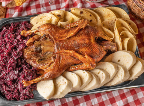 Parádne hody s bohatou prílohou. Husokačky pre 2 alebo 6 ľudí v Čárda Avion.