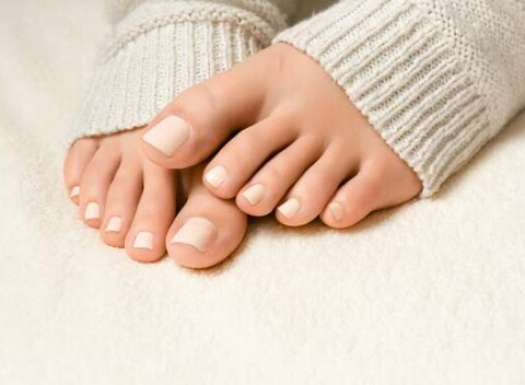 Perfektná starostlivosť o nohy: mokrá pedikúra s peelingom a masážou