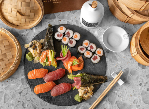Lososovo-tuniakový sushi set pre dvoch v hoteli Mamas - tradičná japonská pochúťka.