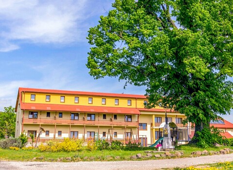 CHKO Biele Karpaty pri pamiatkach v Hoteli Kopanice **** s raňajkami/polpenziou a neobmedzeným wellness