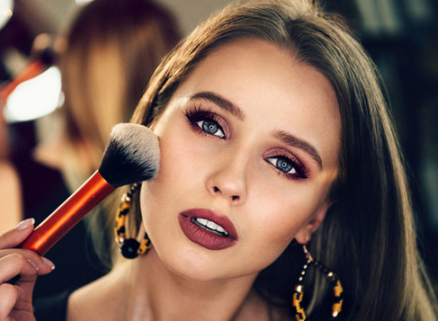 Profesionálne líčenie na stužkovú pre študentov. Jemný až extravagantný make-up, záleží len na vás.