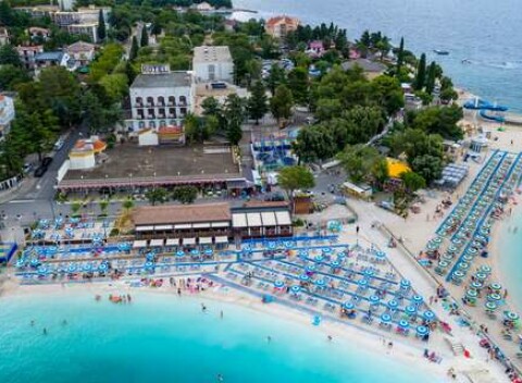 Dovolenka na Jadrane: Annex Slaven s polpenziou a dieťaťom do 12 rokov zdarma priamo pri pláži