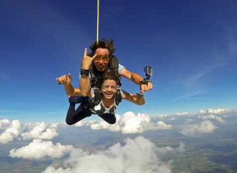 5 LETÍSK V PONUKE: Darujte zážitok na celý život – tandemový zoskok + záznam z handy kamery