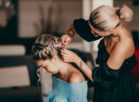 Barber strih s úpravou brady, farbenie vlasov so stylingom pre dámy alebo darčekové poukážky v kaderníctve Kristi Kliment