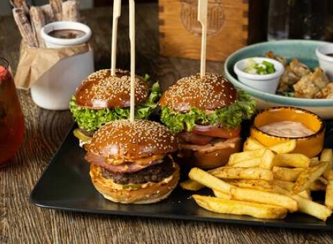 3x mini burger v ROOFTOP by Regal - na výber veggie alebo mäsové degustačné menu