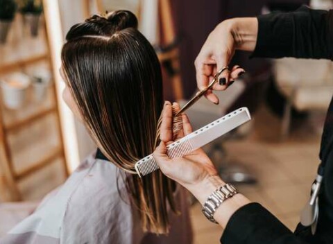 Jednoduchý i náročný dámsky strih v ME & MYSELF BeautyStudio & BarberShop