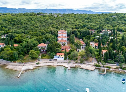 Chorvátsko iba 50 m od morského brehu: Ostrov Krk v Hoteli Delfin *** s polpenziou + deti do 12 rokov zdarma