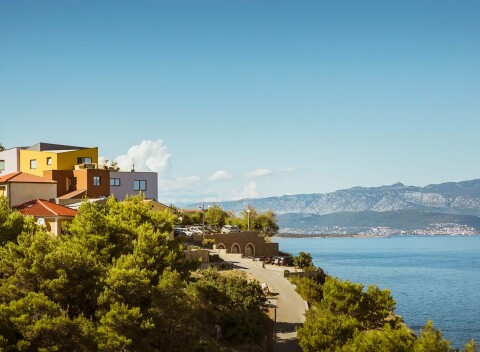 Vrbnik iba 110 m od pláže v modernom vinárskom Hoteli Vinotel Gospoja **** s polpenziou a krytým bazénom