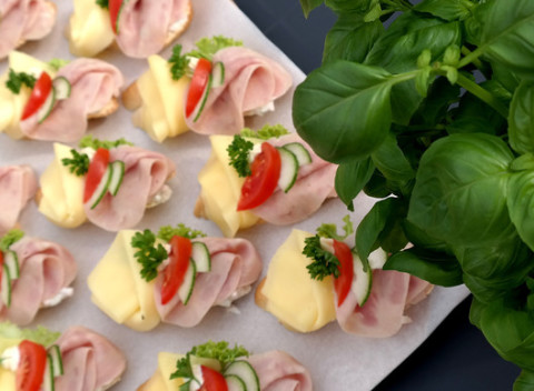 Krabica plná chlebíčkov (15 ks). Syr, šunka, šalát, a to všetko spolu na chutných chlebíčkoch.