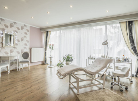 Luxusné ošetrenie pleti alebo očného okolia vhodné pre všetky typy pleti.