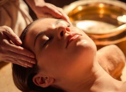 Thajské masáže hlavy, chodidiel, chrbta aj ramien v salóne NUAT Thajské masáže