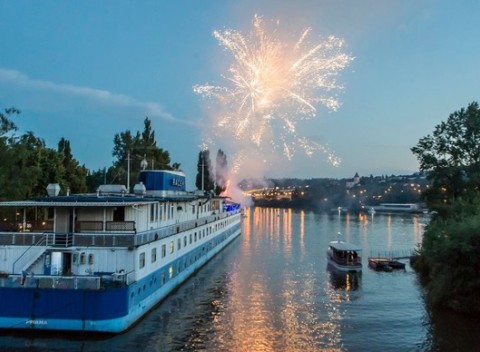 Jedinečné ubytovanie v Prahe na Vltave v boteli Racek***, kúsok od centra mesta s raňajkami a deťmi.