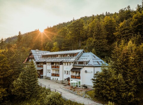 Nízke Tatry: Aktívny pobyt v blízkosti atrakcií v horskom Hoteli Totem *** s polpenziou, saunou a fľašou vína
