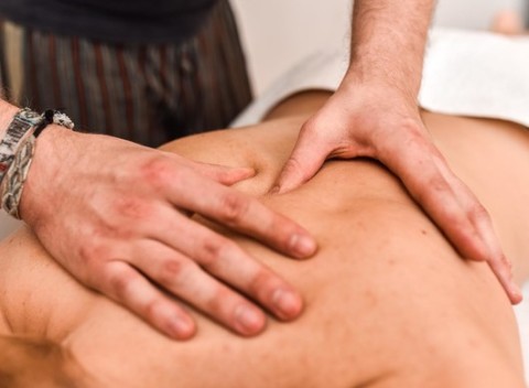 Klasická alebo aromaterapeutická masáž v Refreši - dokonalé uvoľnenie, regenerácia a liečebný efekt.