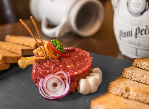 Chutný tatarák alebo mega koleno s pivami pre 4 osoby v reštaurácii Sessler.