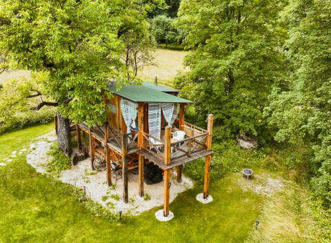 Glamping v Bielych Karpatoch: Stromodům Žítková s raňajkami, domácim likérom a záhradným grilom + šípky