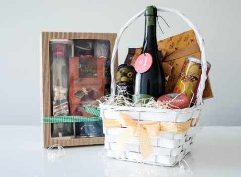 Darčekové koše plné dobrôt pre dámy aj pánov v peknom balení, ktoré každého priam rozžiari.