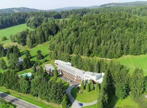 Jeseníky: Malá Morávka v Horskom Hoteli Neptun s polpenziou, vonkajším bazénom a ohniskom/grilom + herňa