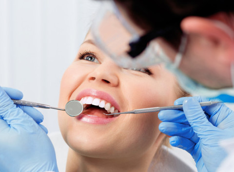 Bezpečné, efektívne a rýchle bielenie zubov vrátane dentálnej hygieny pre žiarivý úsmev.