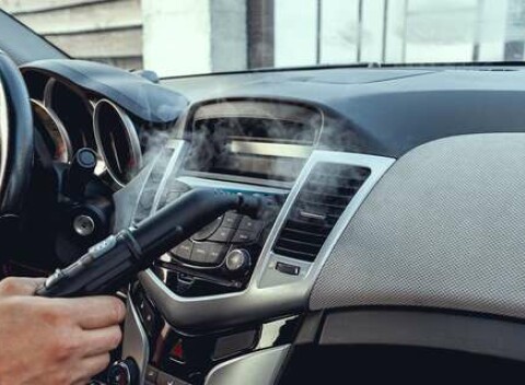 Servis a plnenie klimatizácie, dekarbonizácia motora alebo dezinfekcia interiéru ozónom, ktorý zničí až 99 % vírusov a baktérií