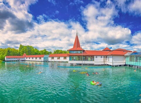 Hévíz len 100 m od termálneho jazera v Hoteli Majerik *** s raňajkami a relaxačnou záhradou + možnosť procedúr