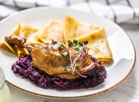 Vykostená kačka s lokšami a karamelizovanou kapustou v craftovej pivárni Frog Pub